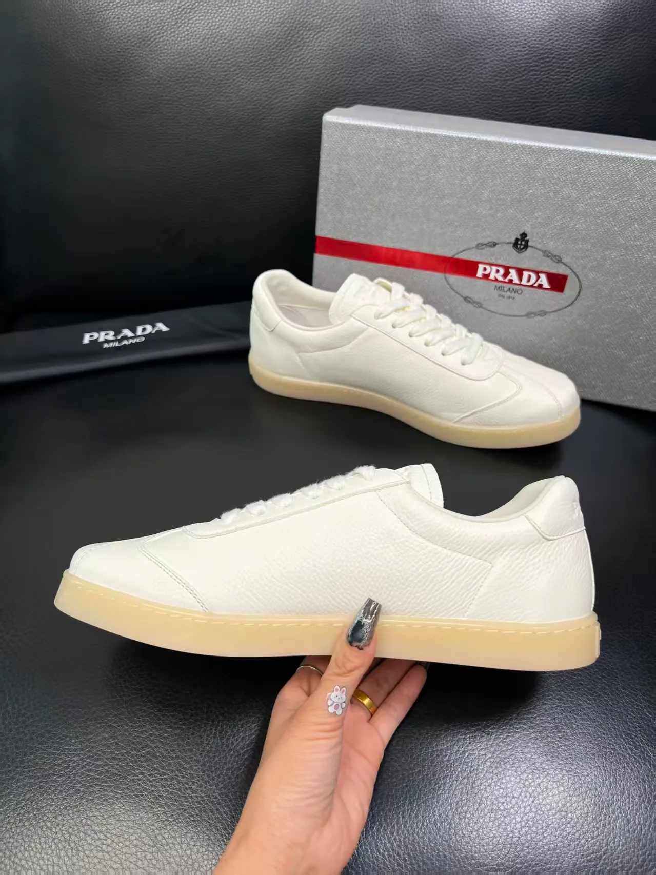 P380 38-45 Prada Prada’s new men’s leather sneakers, the highest version on the market, any comparison is welcome🆚! The original leather has excellent texture and is super high-end! Fetal sheep net lining imported from Italy, removable pad! Luxurious materials and fine workmanship, highly recommended! No. 058